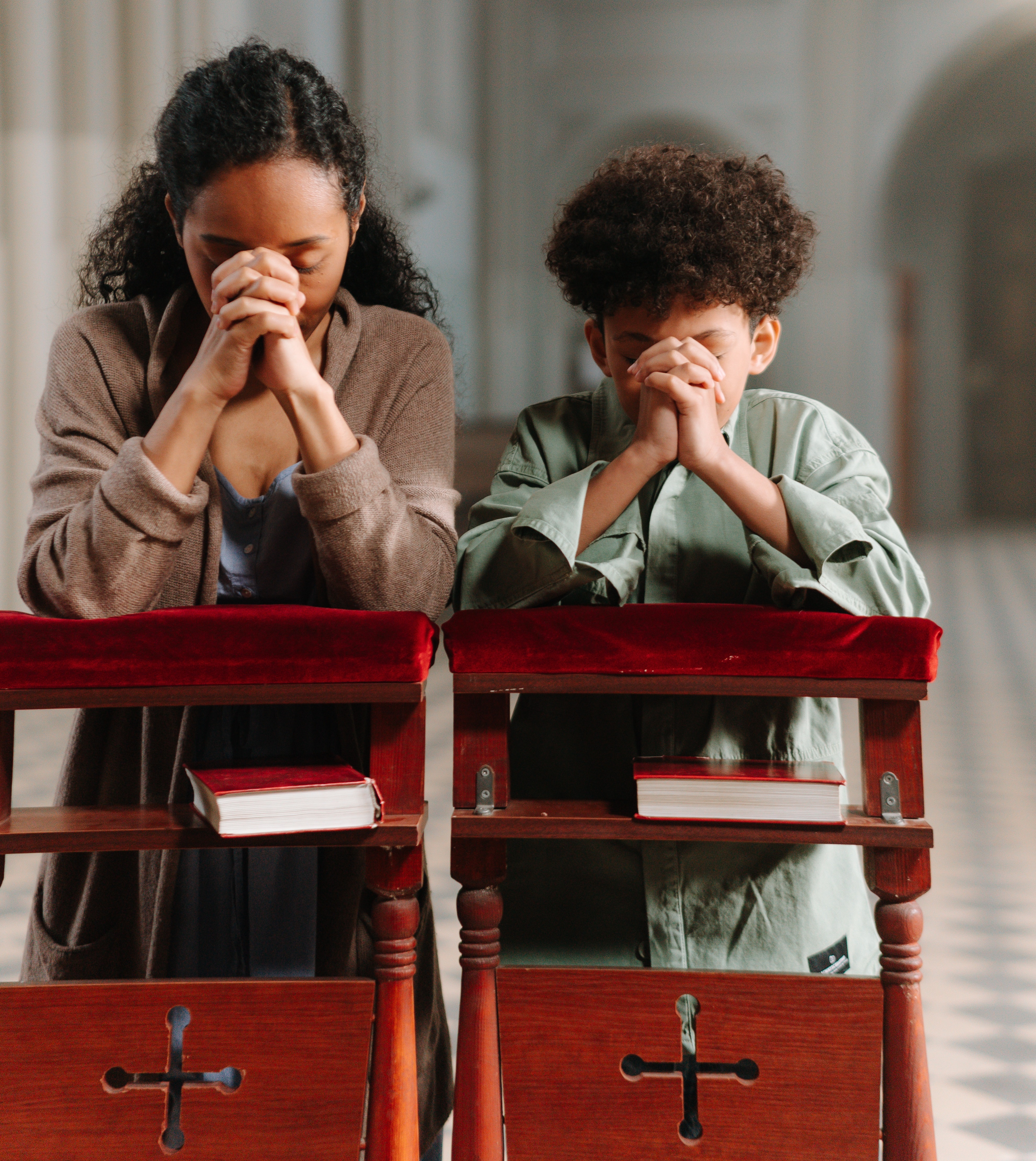 Niños rezando en templo 